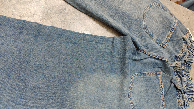 پشت کار شلوار لی نگینی بچگانه