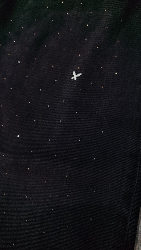 نمای نزدیک از شلوار لی مشکی نگینی بچگانه