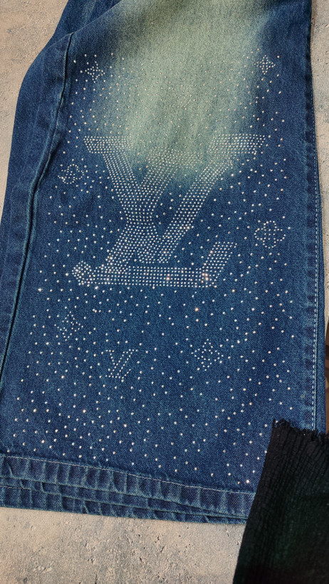 نمای نزدیک از شلوار لی دخترانه بچگانه