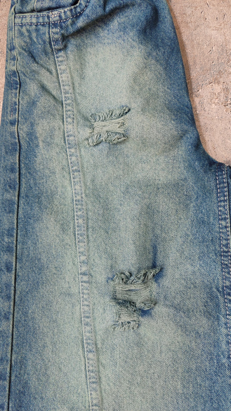 نمای نزدیک از شلوار لی وادراتی بچگانه مدل شافل