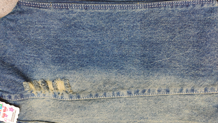 نمای نزدیک از شلوار لی بچگانه مدل شافل دخترانه