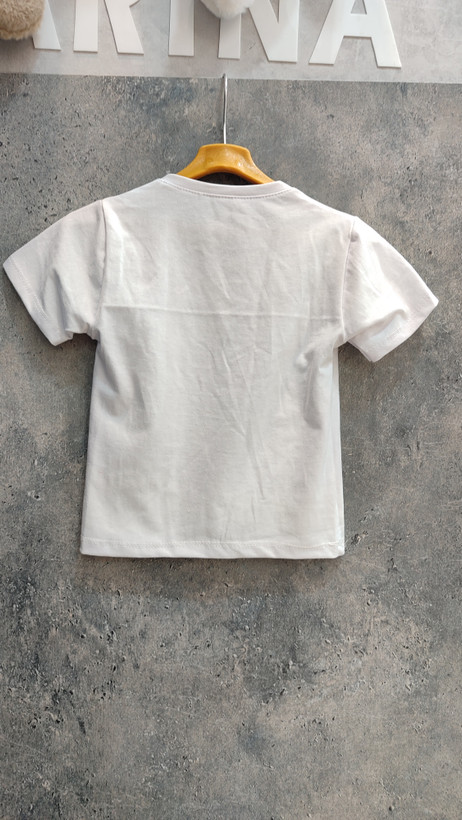 نمای پشت کار از تیشرت اورجینال بچگانه