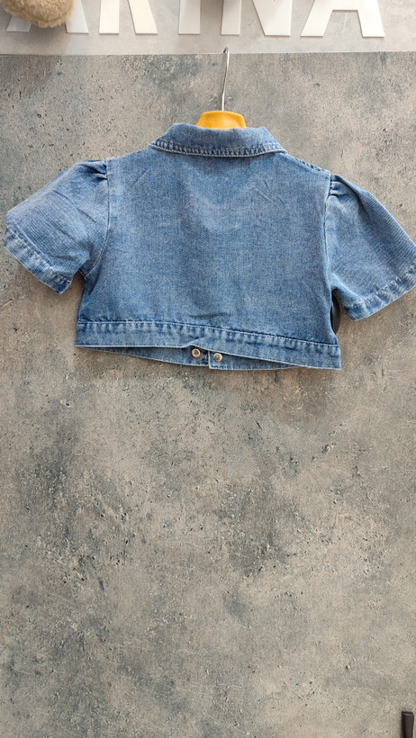 پشت کار از کت جین بچگانه